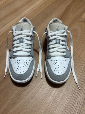 Air Jordan 1 Low Wolf Grey White DC0774-105 Womens Size 7 Shoes